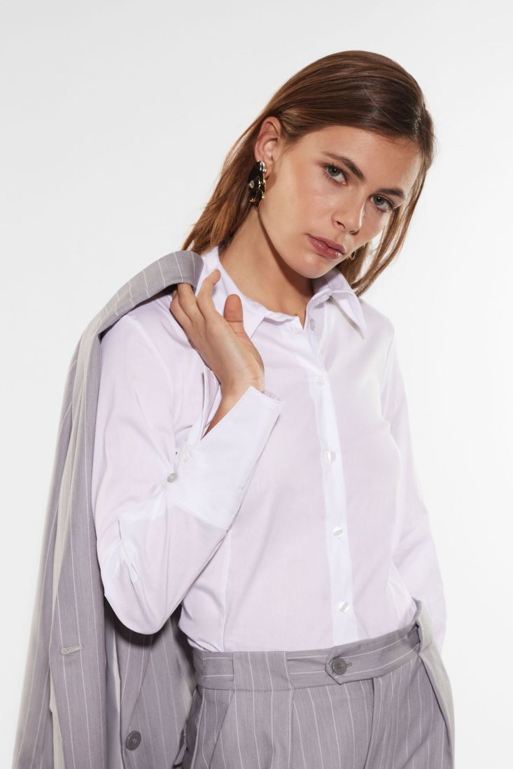 Camicia con colletto classico e polsini dettaglio