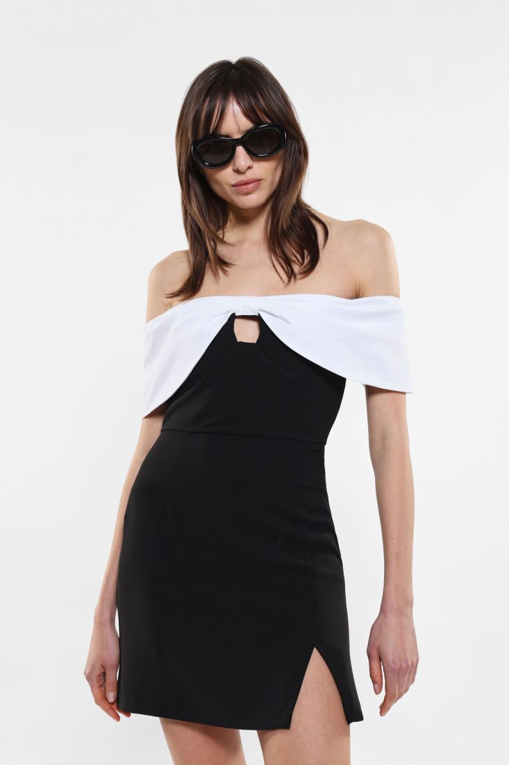 Mini abito con scollo alla Bardot, fiocco e cut-out