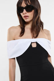 Mini abito con scollo alla Bardot, fiocco e cut-out