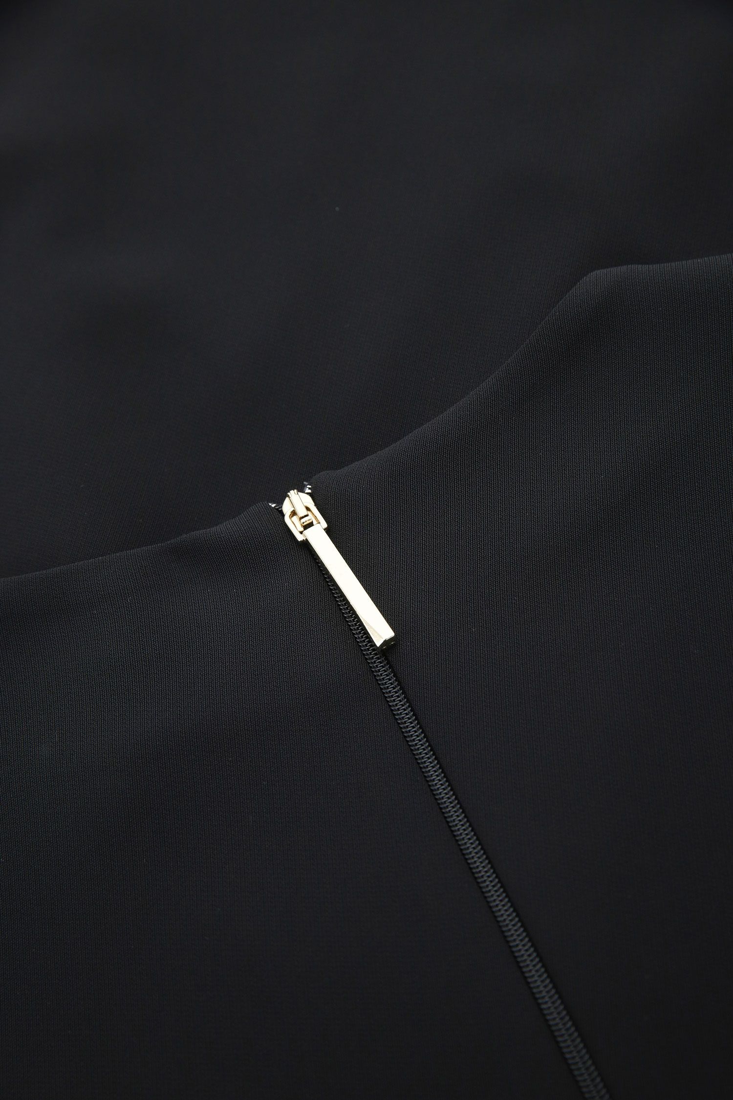Mini abito con cut-out sui fianchi