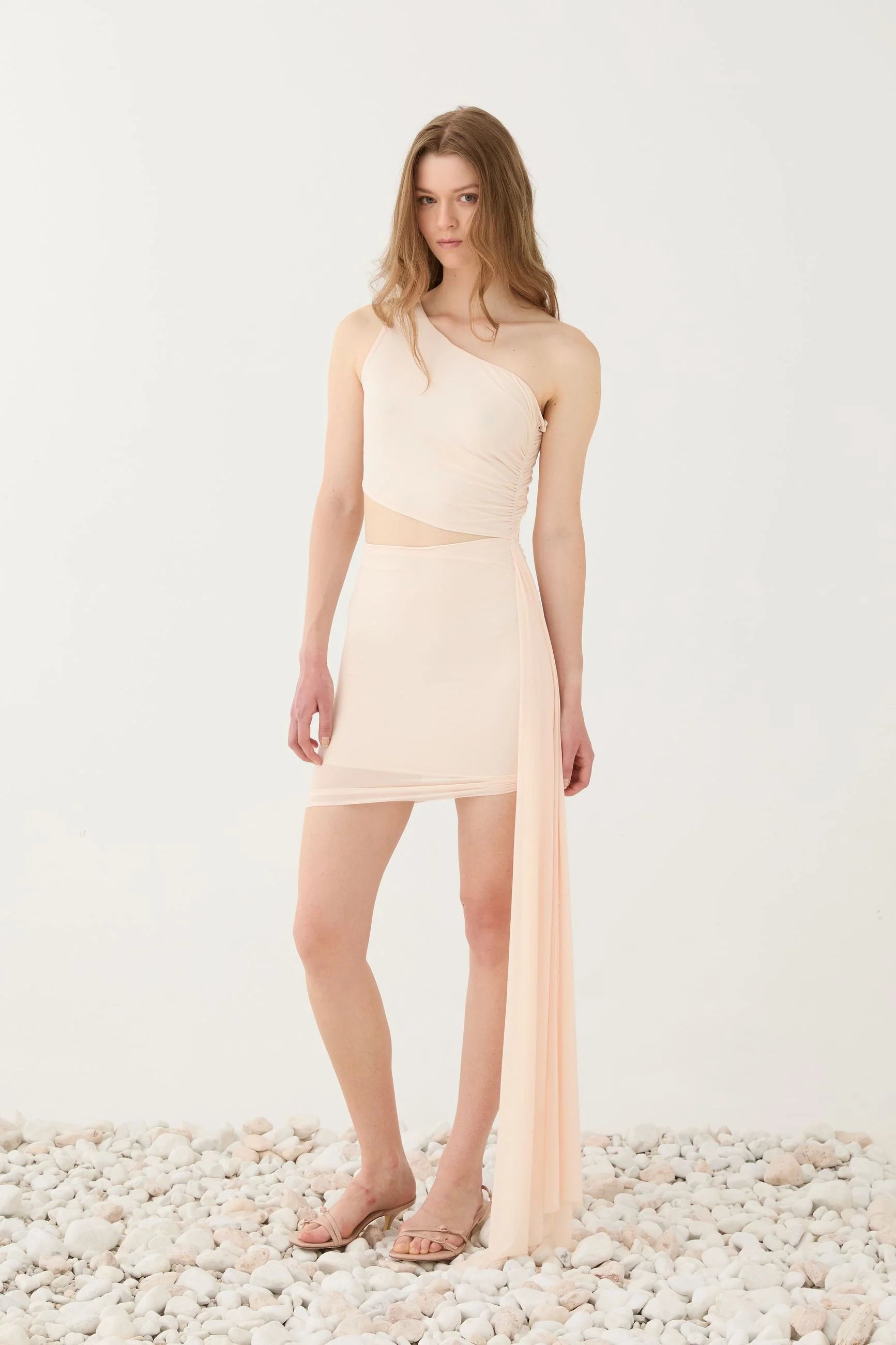 ABITO CON CUT-OUT