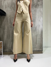 Pantaloni crema a zampa