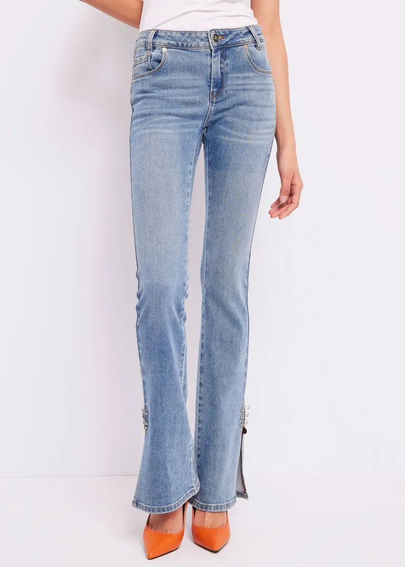 Jeans flare con piercing