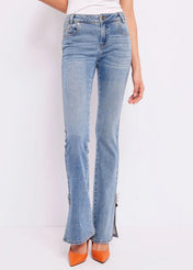 Jeans flare con piercing