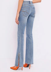 Jeans flare con piercing