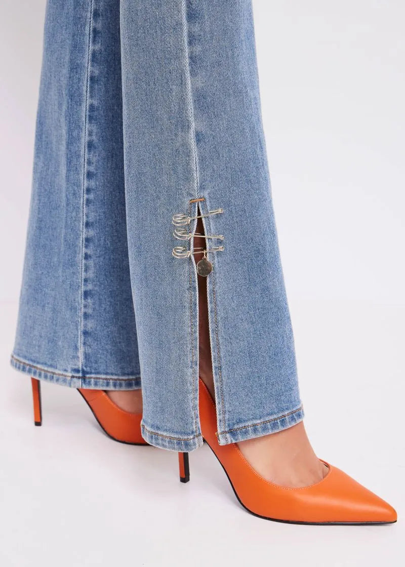 Jeans flare con piercing