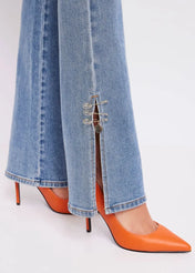 Jeans flare con piercing
