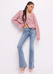 Jeans flare con piercing