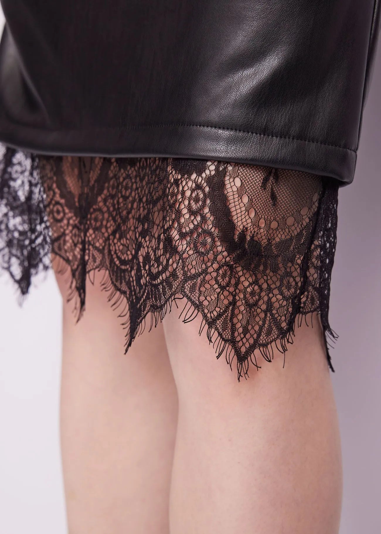 GONNA IN SIMILPELLE CON PIZZO