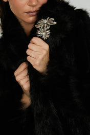 ECOPELLICCIA LUNGA CON SPILLA