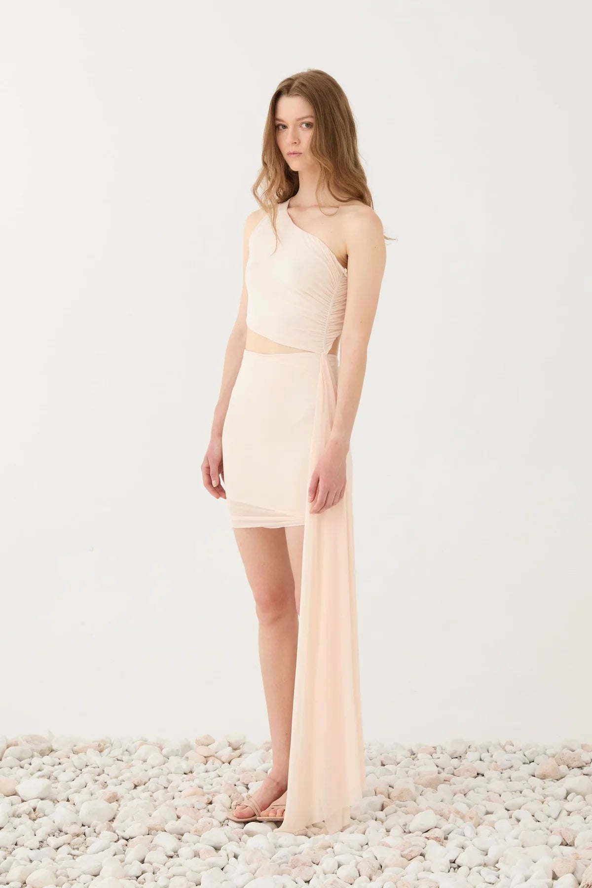 ABITO CON CUT-OUT