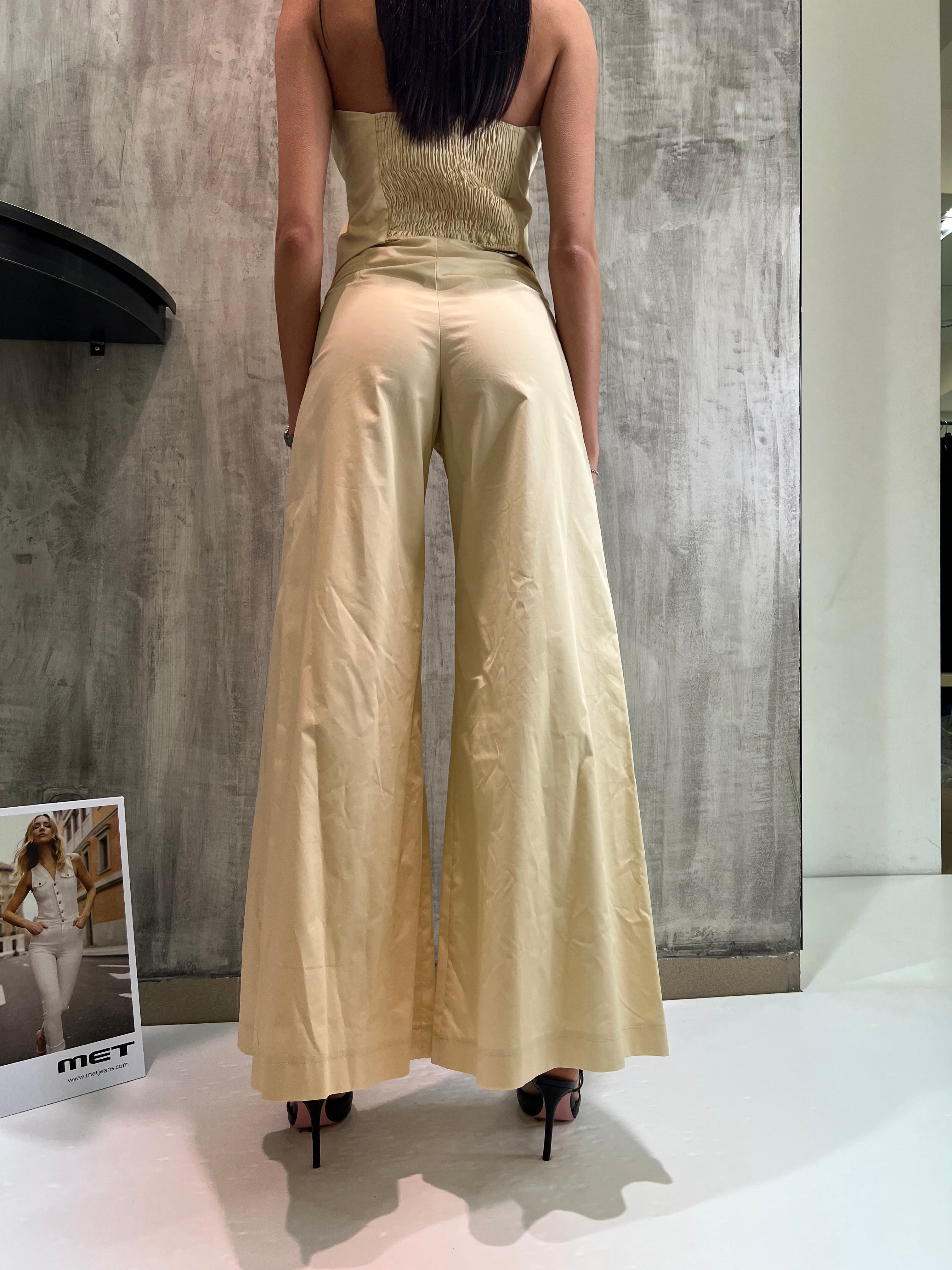 Pantaloni crema a zampa