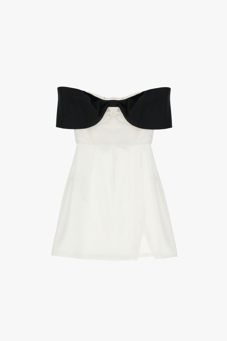 Mini abito con scollo alla Bardot, fiocco e cut-out