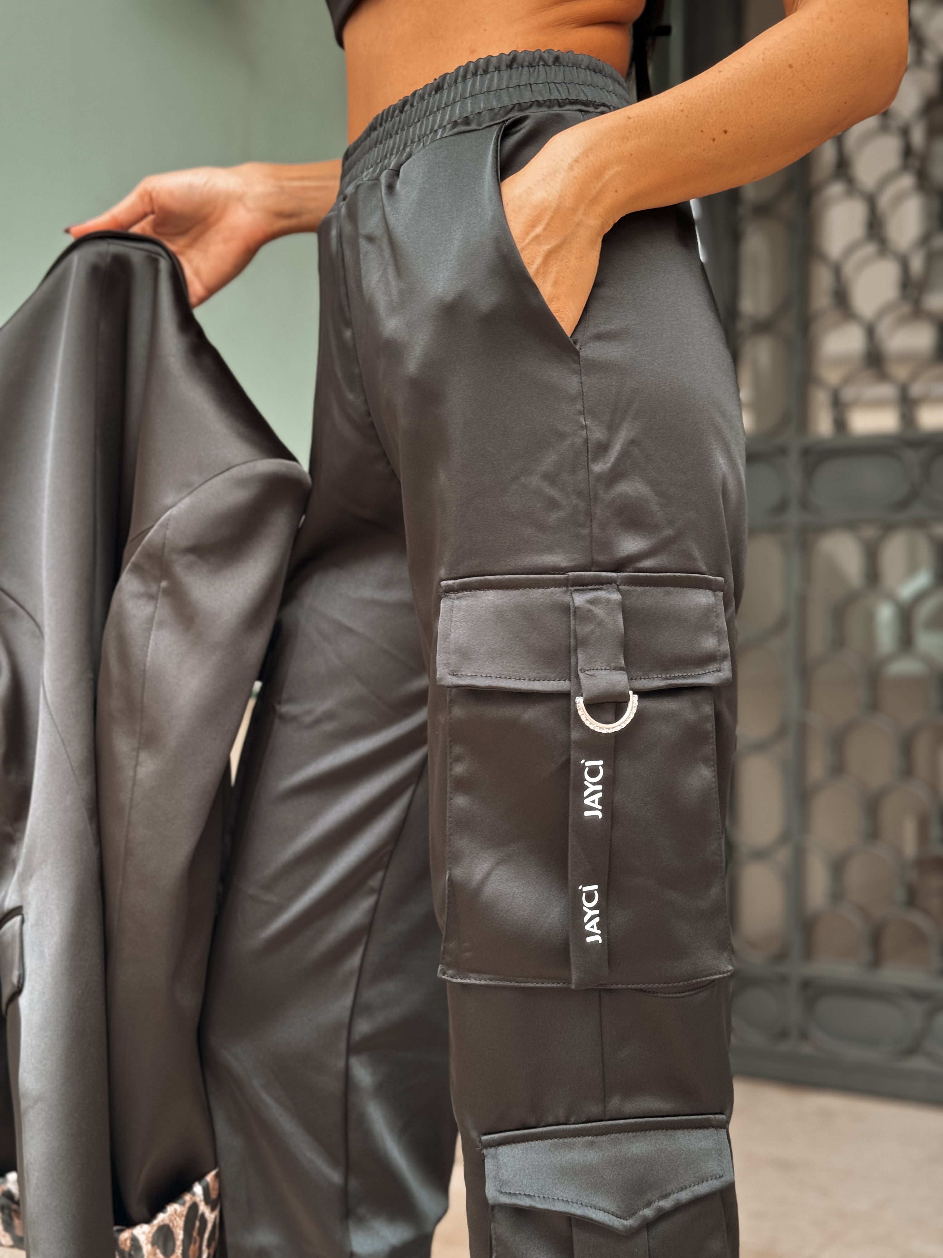 PANTALONI CARGO IN RASO