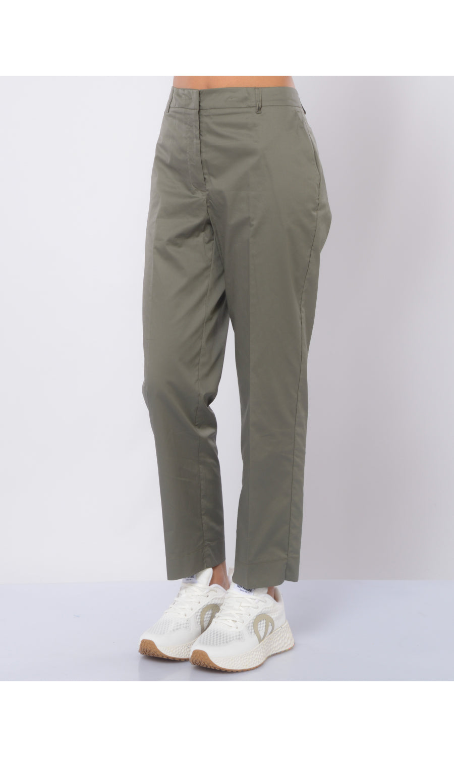 Pantalone chino con piccoli spacchi