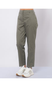 Pantalone chino con piccoli spacchi