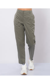 Pantalone chino con piccoli spacchi