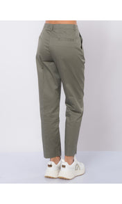 Pantalone chino con piccoli spacchi