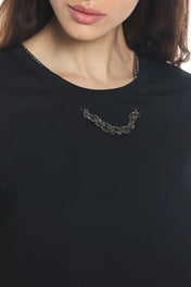 T-shirt mezza manica con collana/laccio strass
