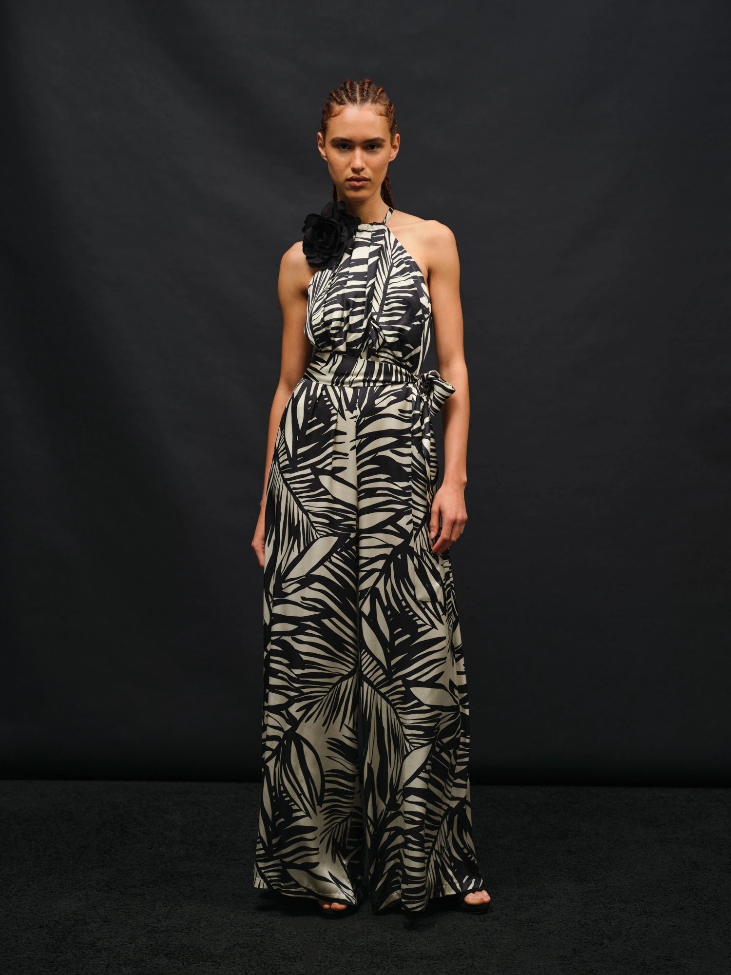 tuta stampata con scollo halter e cintura