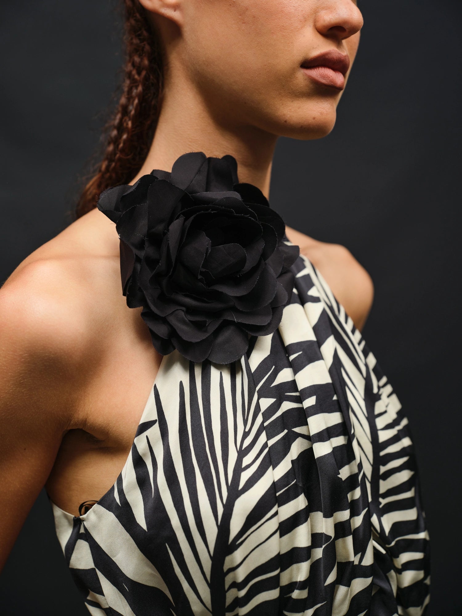 tuta stampata con scollo halter e cintura