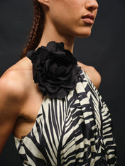 tuta stampata con scollo halter e cintura