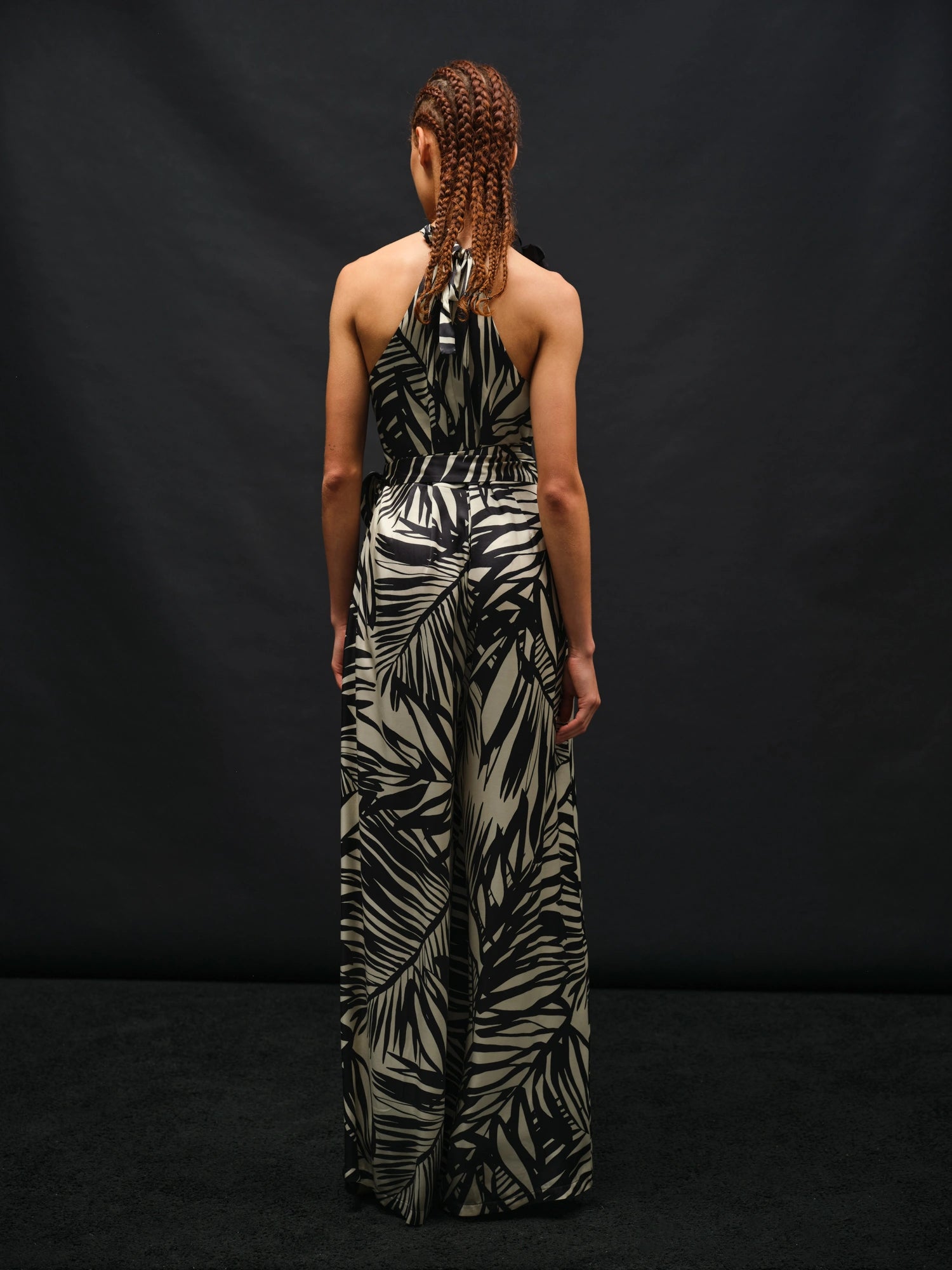 tuta stampata con scollo halter e cintura