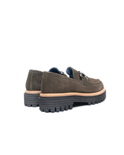 Mocassino camoscio marrone con morsetto