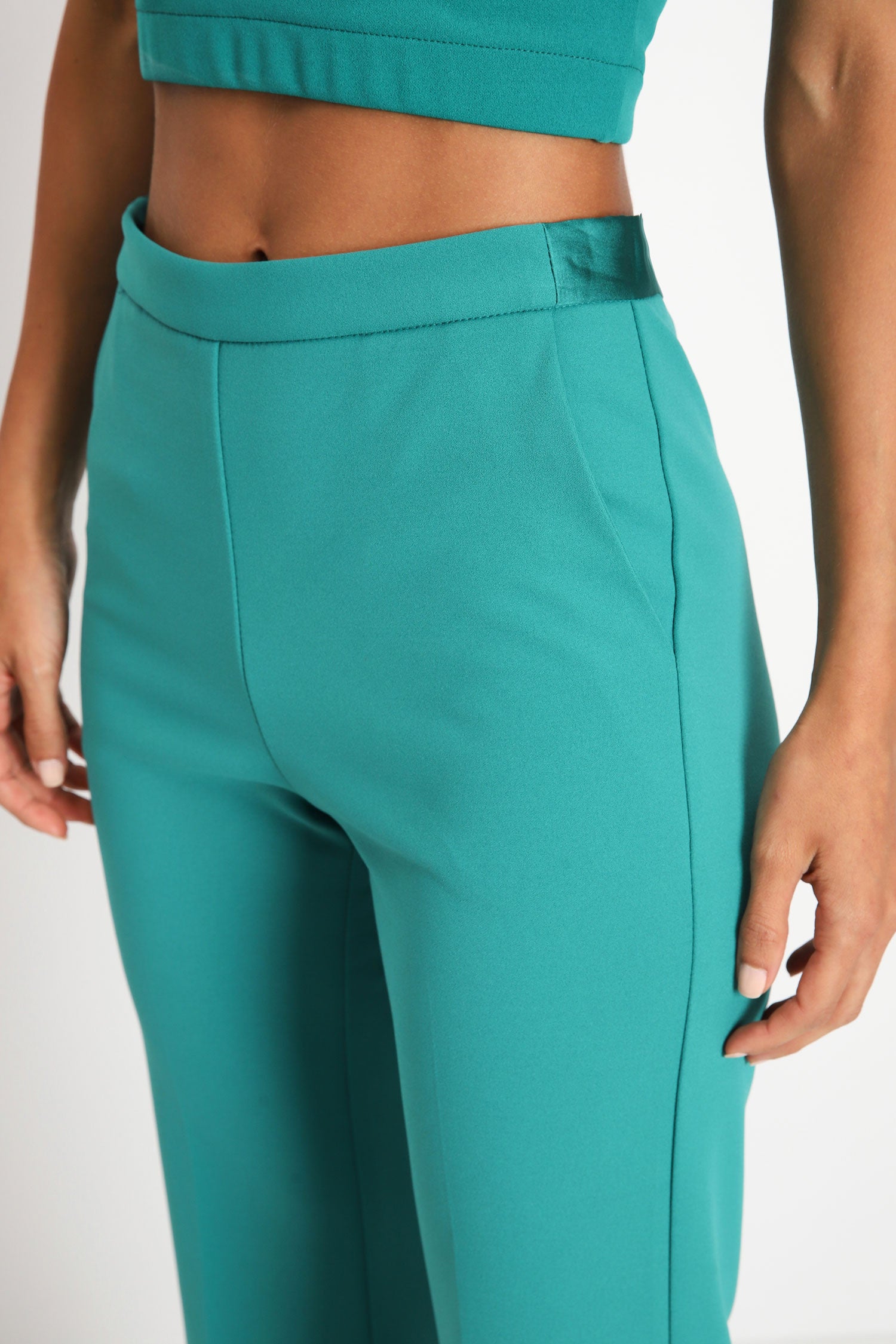 Pantaloni flare monocolour con piega stirata