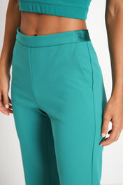 Pantaloni flare monocolour con piega stirata