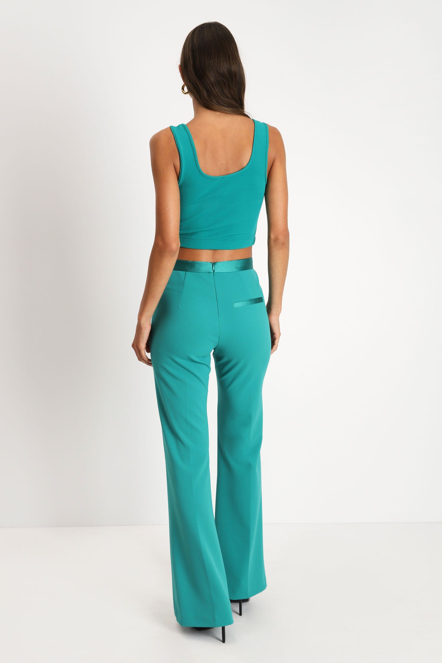 Pantaloni flare monocolour con piega stirata