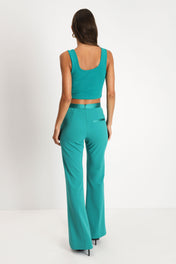 Pantaloni flare monocolour con piega stirata