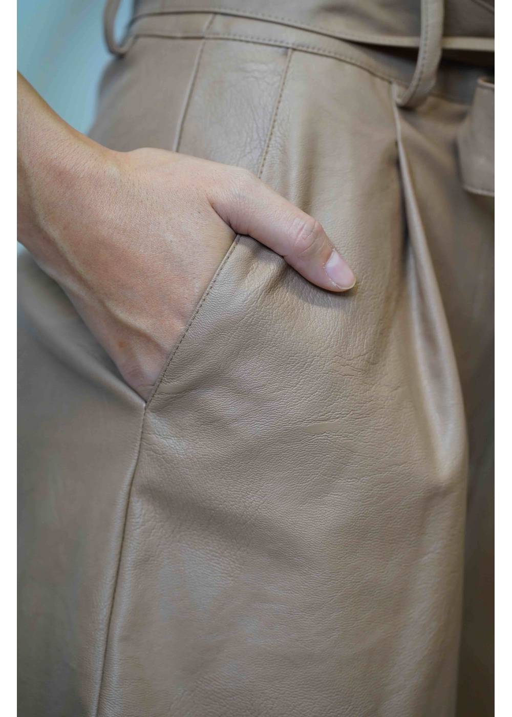 Shorts ecopelle con cintura