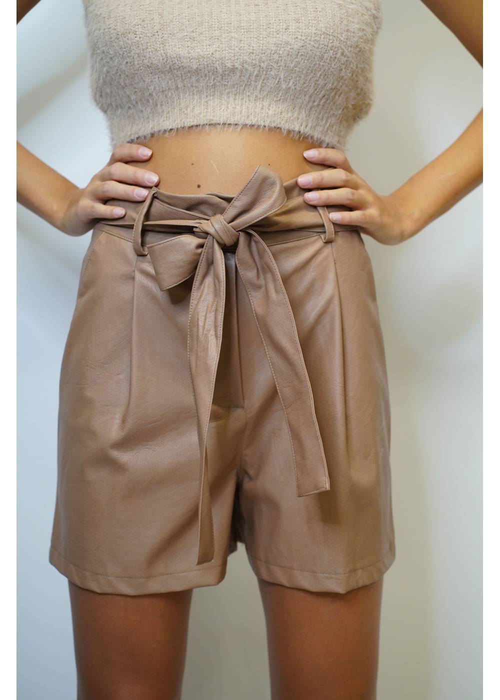Shorts ecopelle con cintura