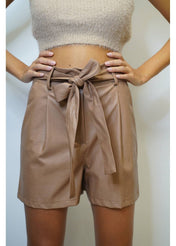 Shorts ecopelle con cintura