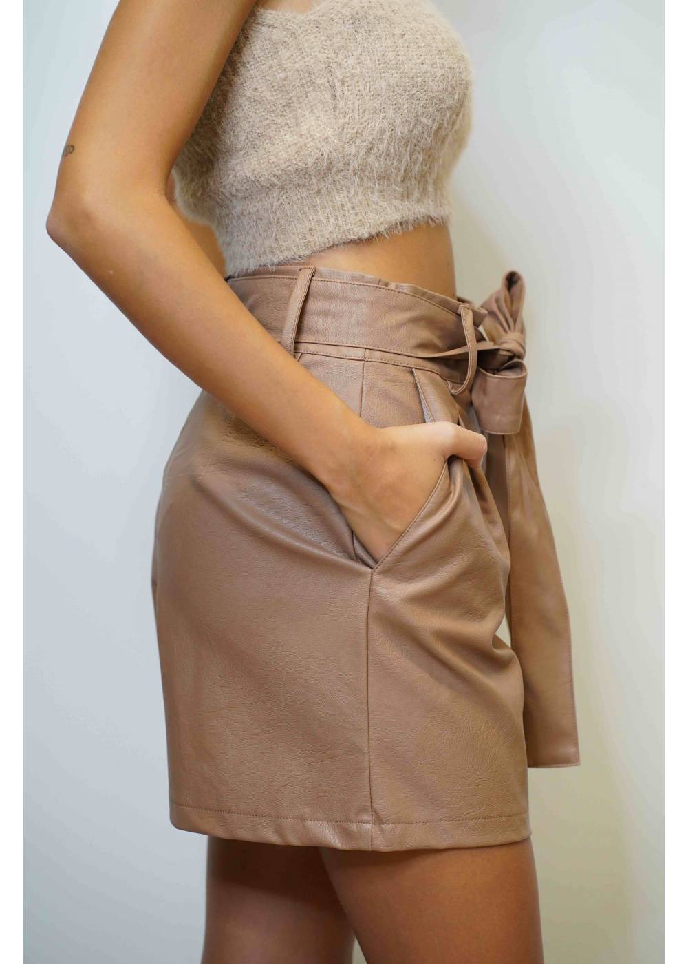 Shorts ecopelle con cintura