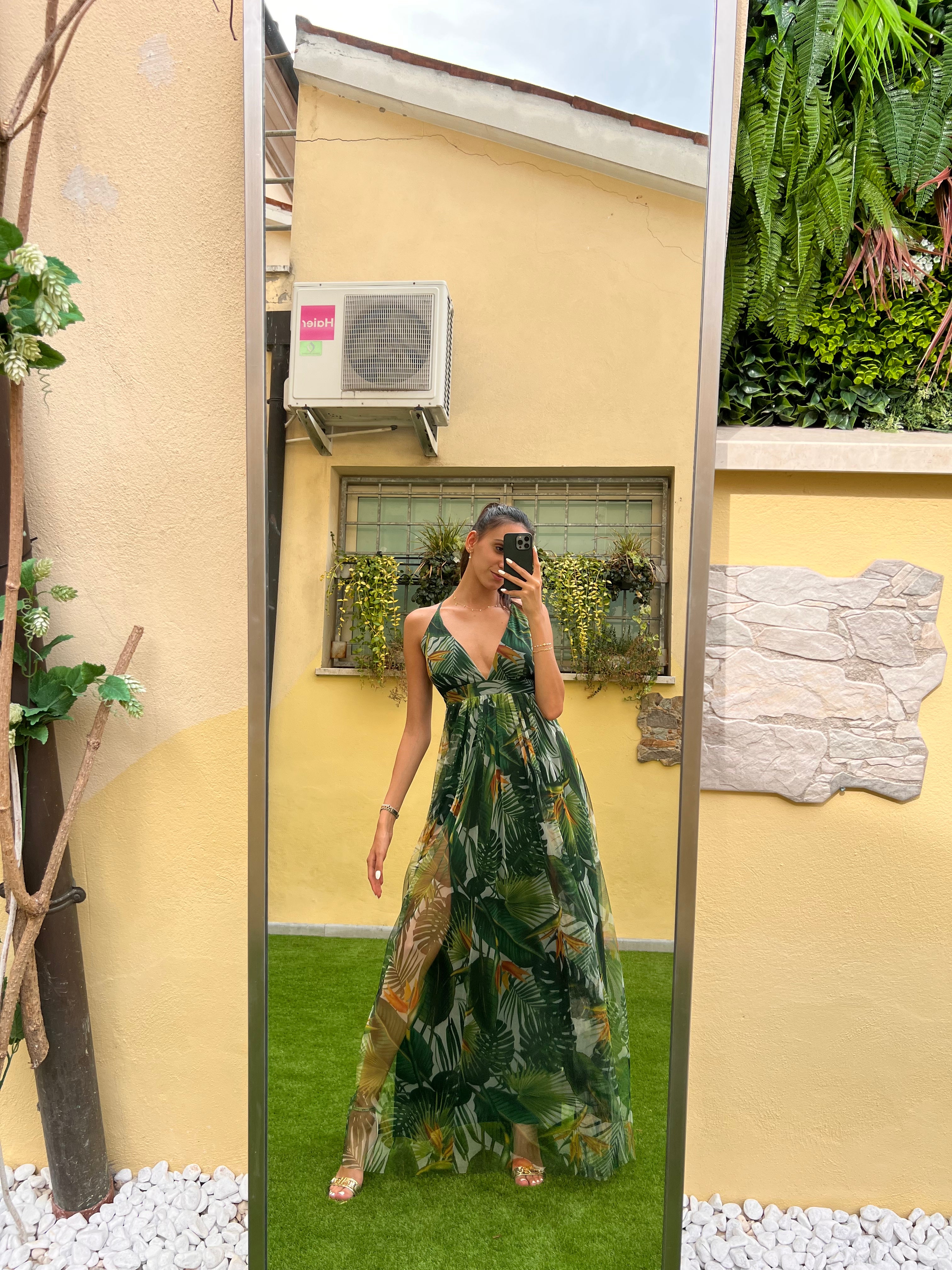 Abito lungo in tulle con spacchi