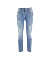 Jeans con strappi e catena
