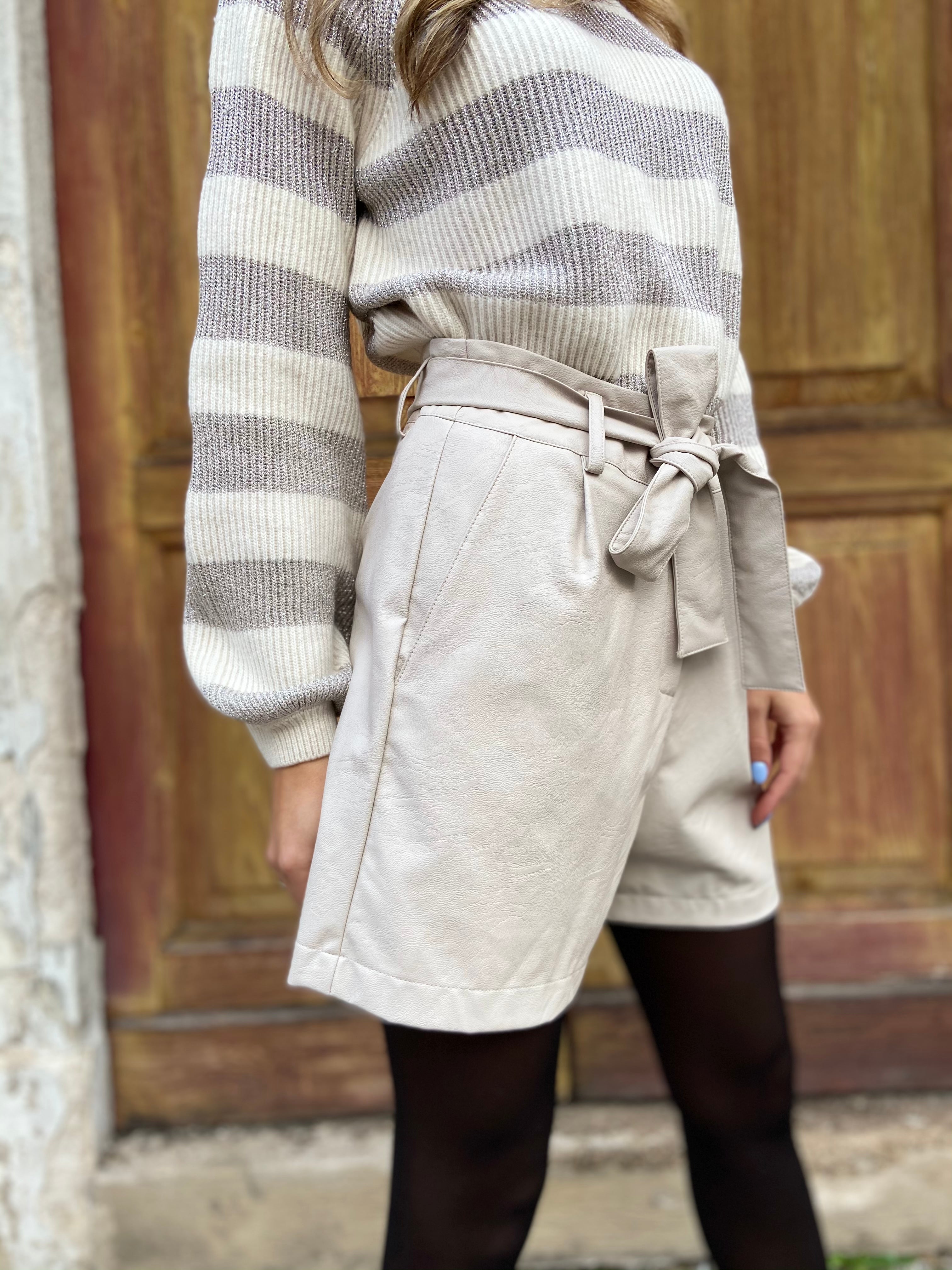 Shorts ecopelle con cintura