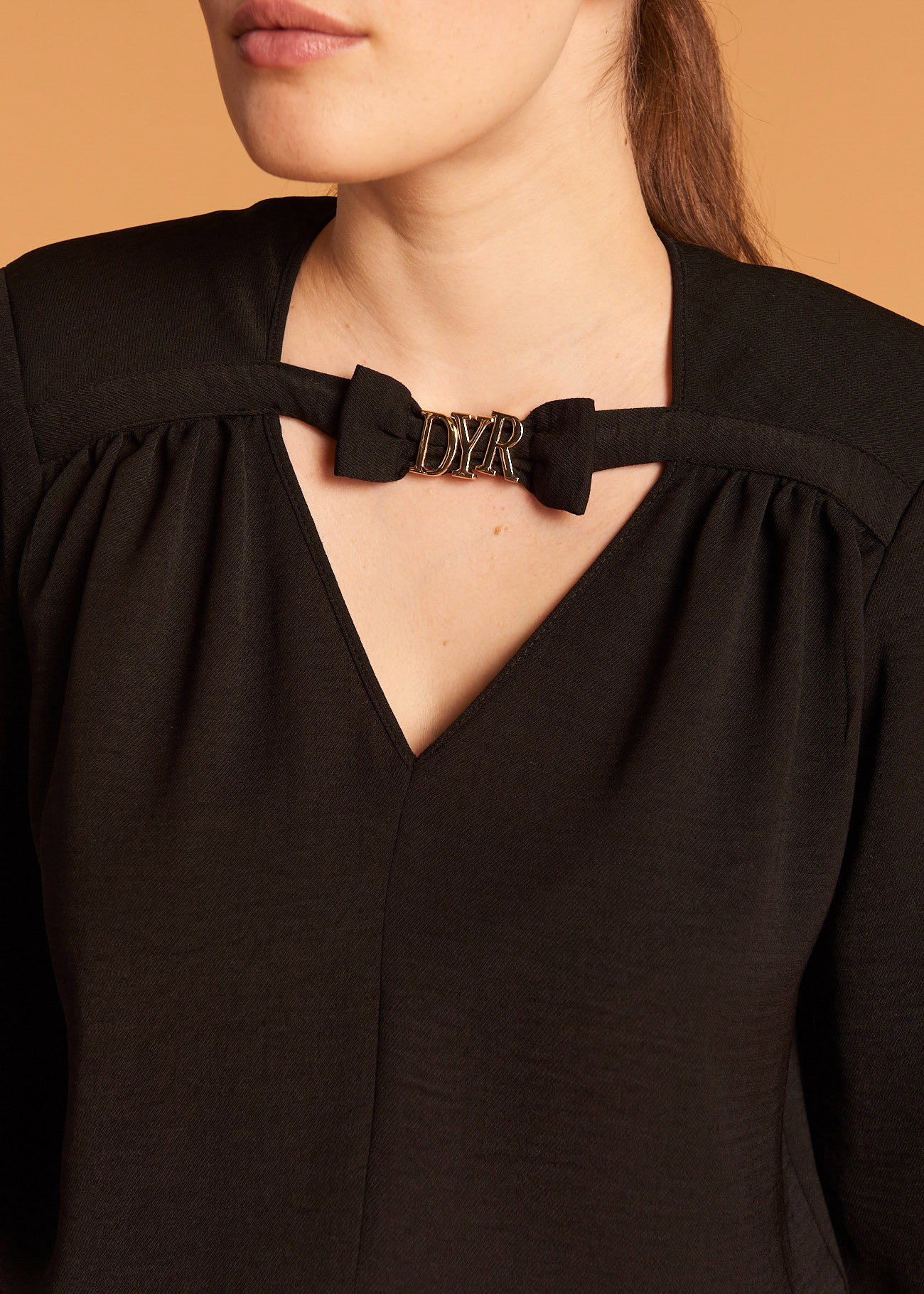 BLUSA CON DETTAGLIO GIOIELLO