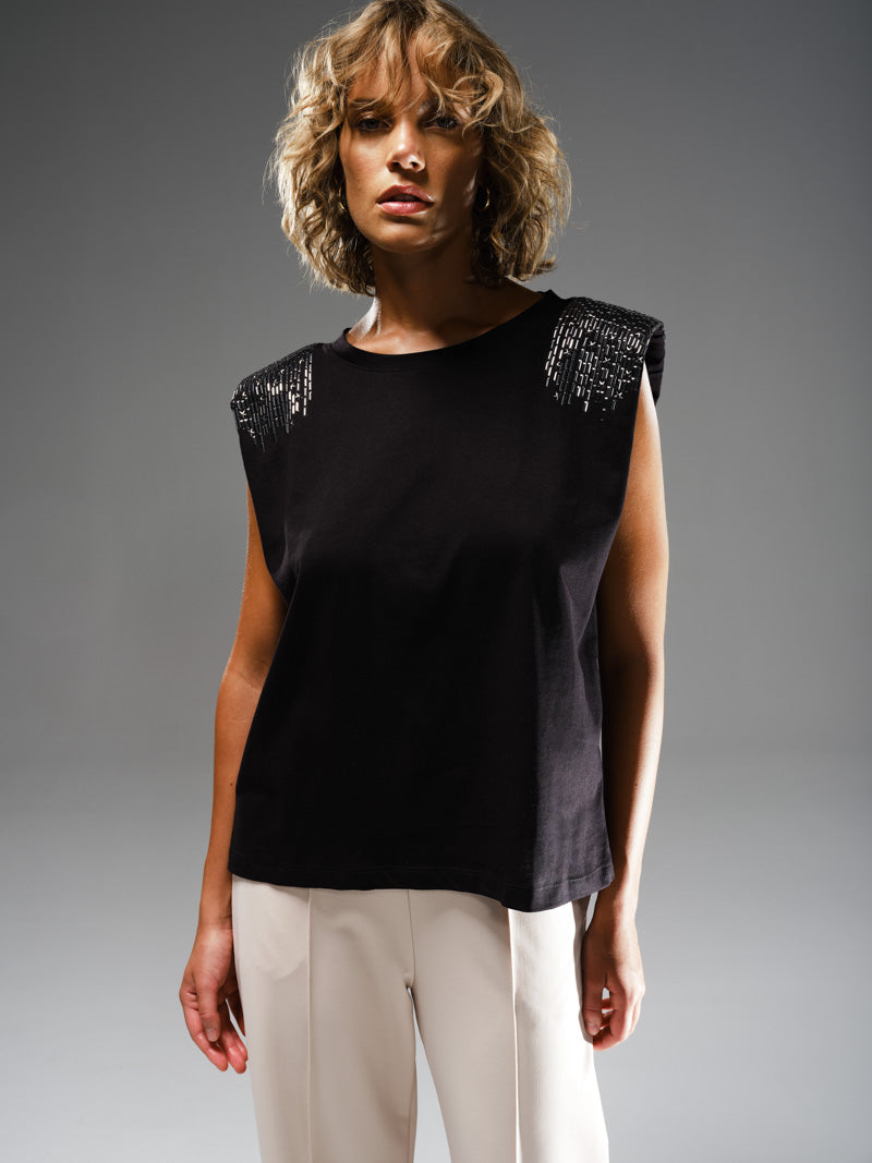 T-shirt con spalline e applicazioni