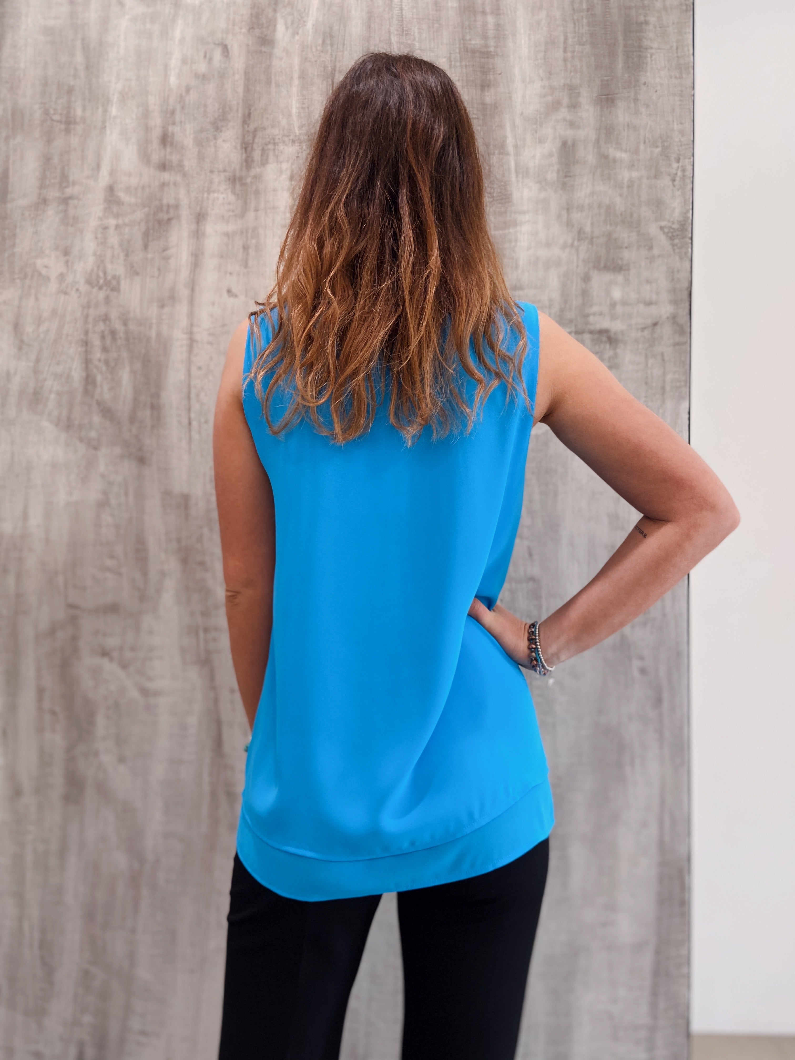 Top scollo a V smanicato