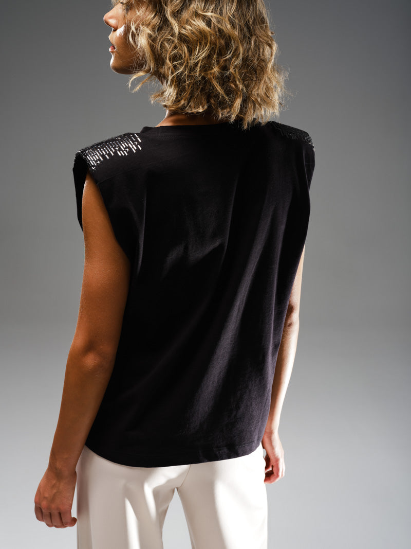 T-shirt con spalline e applicazioni