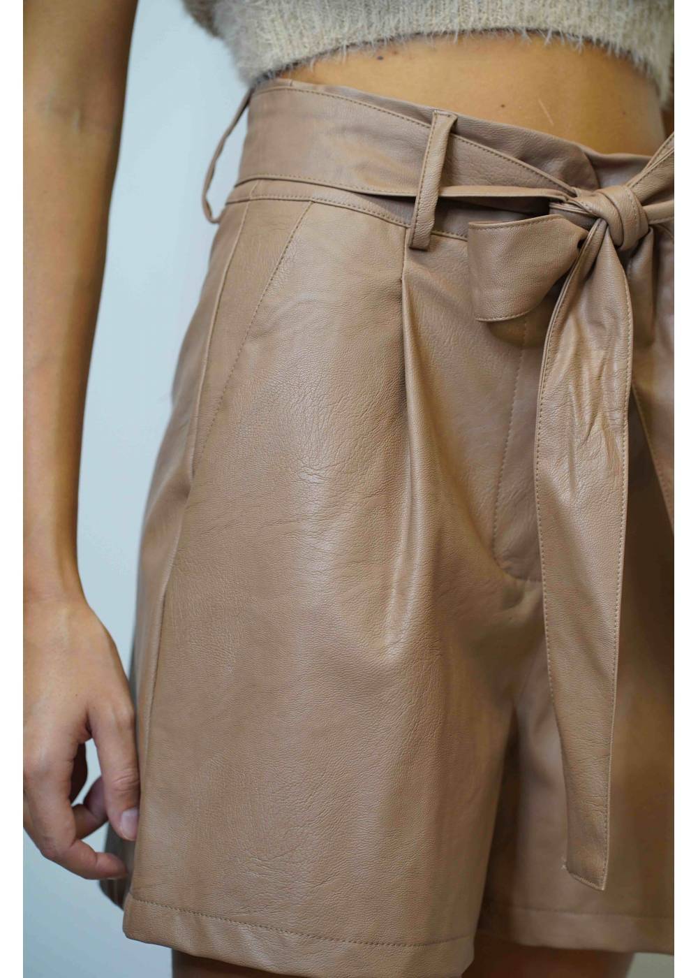 Shorts ecopelle con cintura