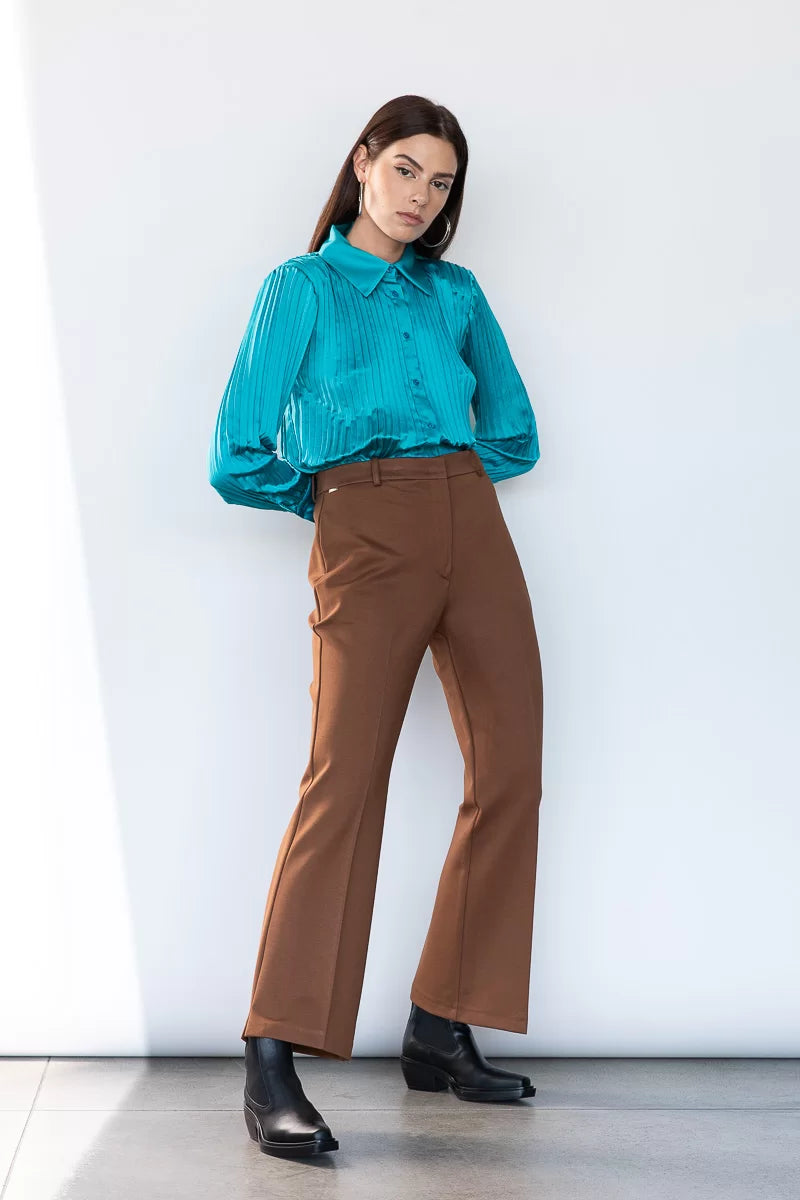 Pantalone a trombetta con spacco