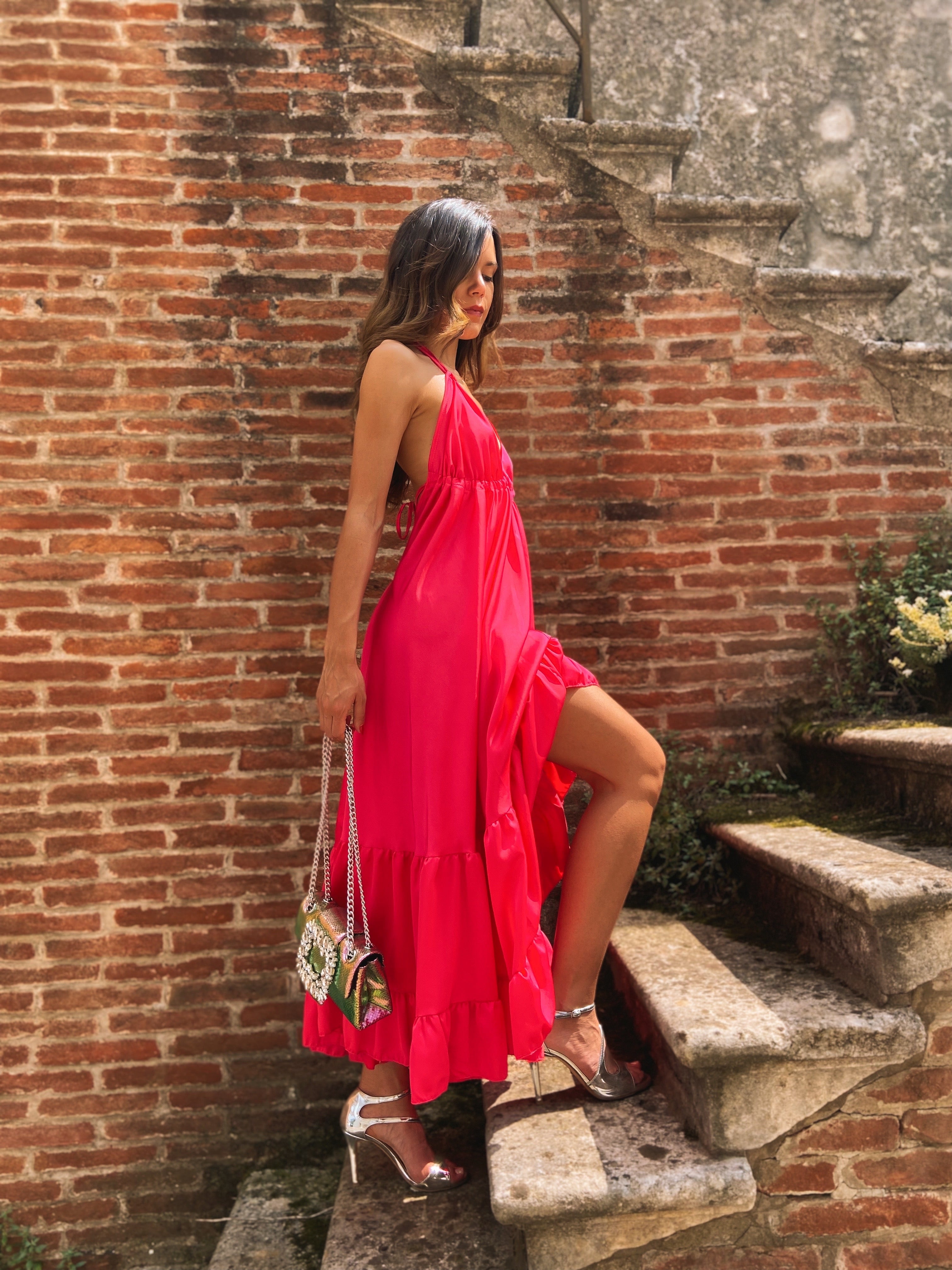 Abito lungo in raso con balze