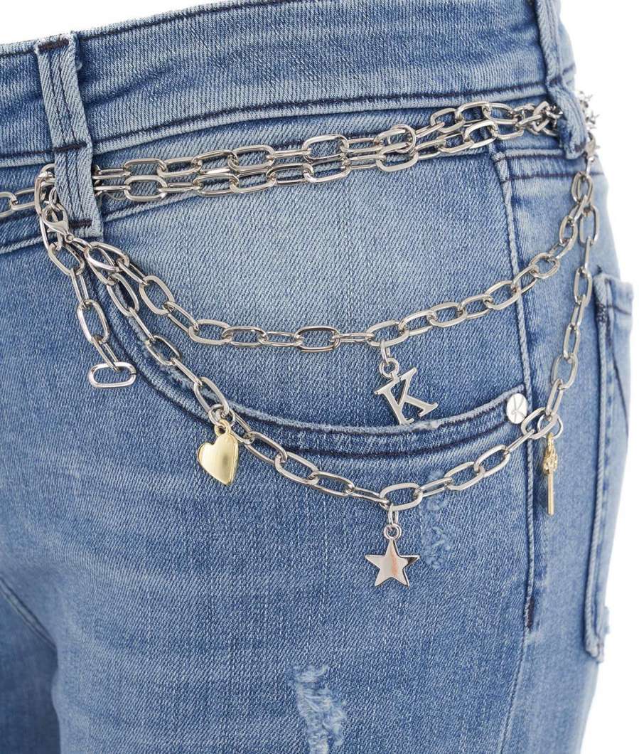 Jeans con strappi e catena