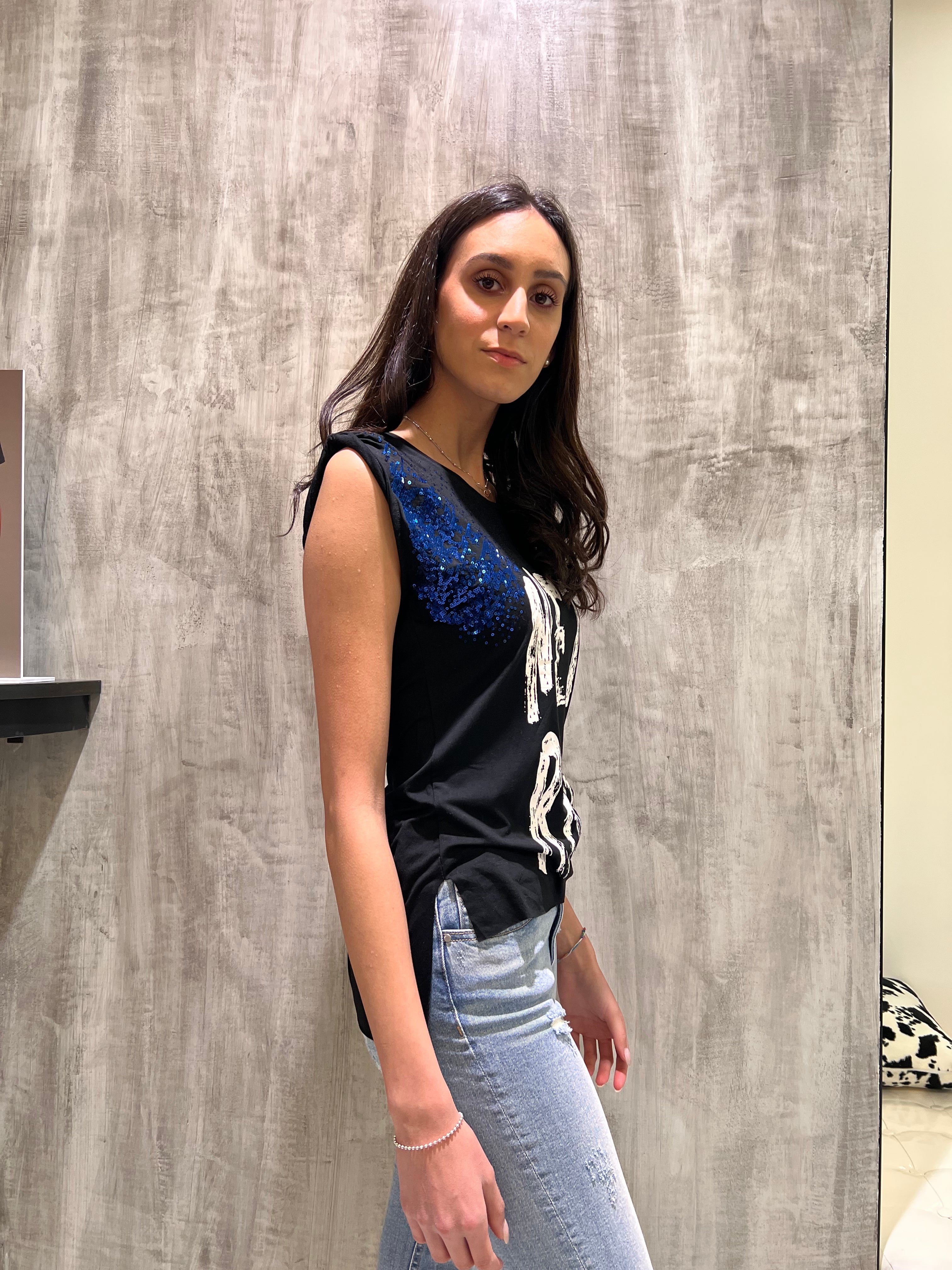 T-shirt con applicazioni nera