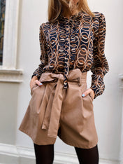 Shorts ecopelle con cintura