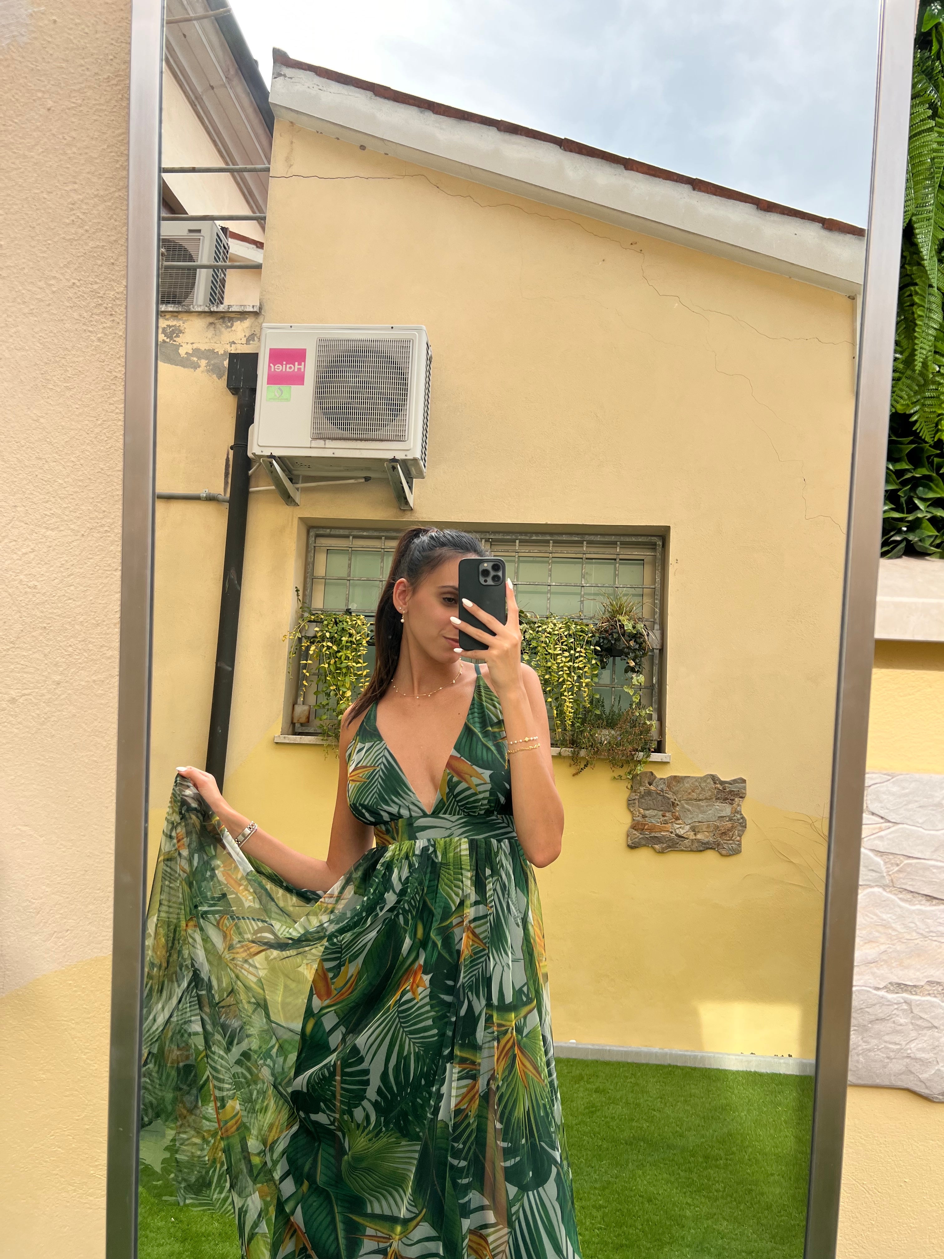 Abito lungo in tulle con spacchi